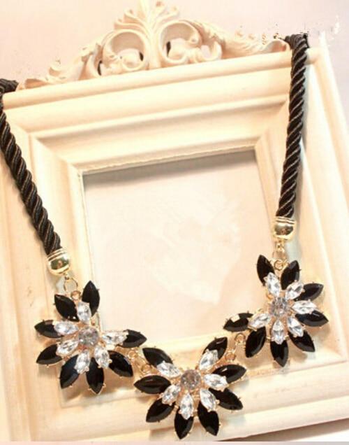 Beautiful Weave Flower Decoration Choker Necklace